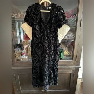 Monique Lhuillier Elegant Black Velvet Dress